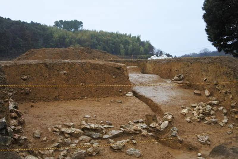 葺石(ふきいし)