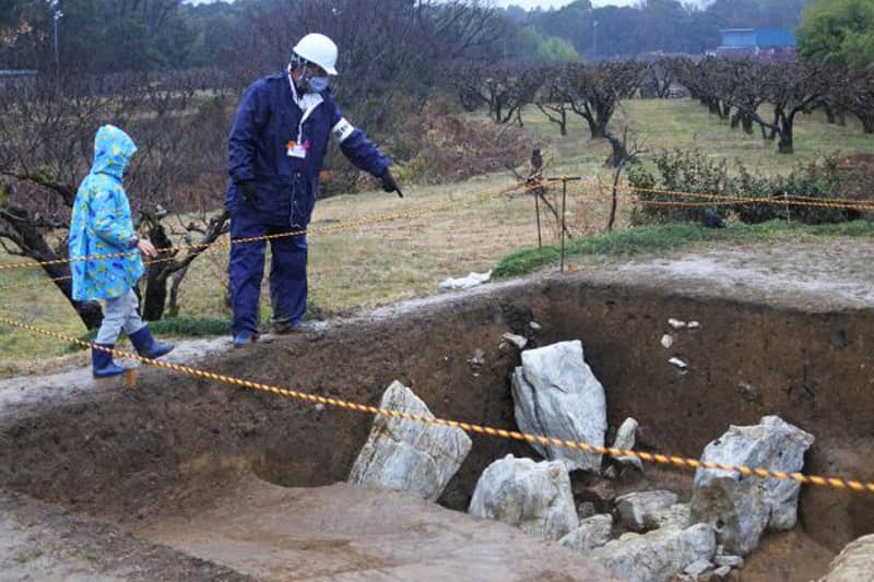 葺石(ふきいし)