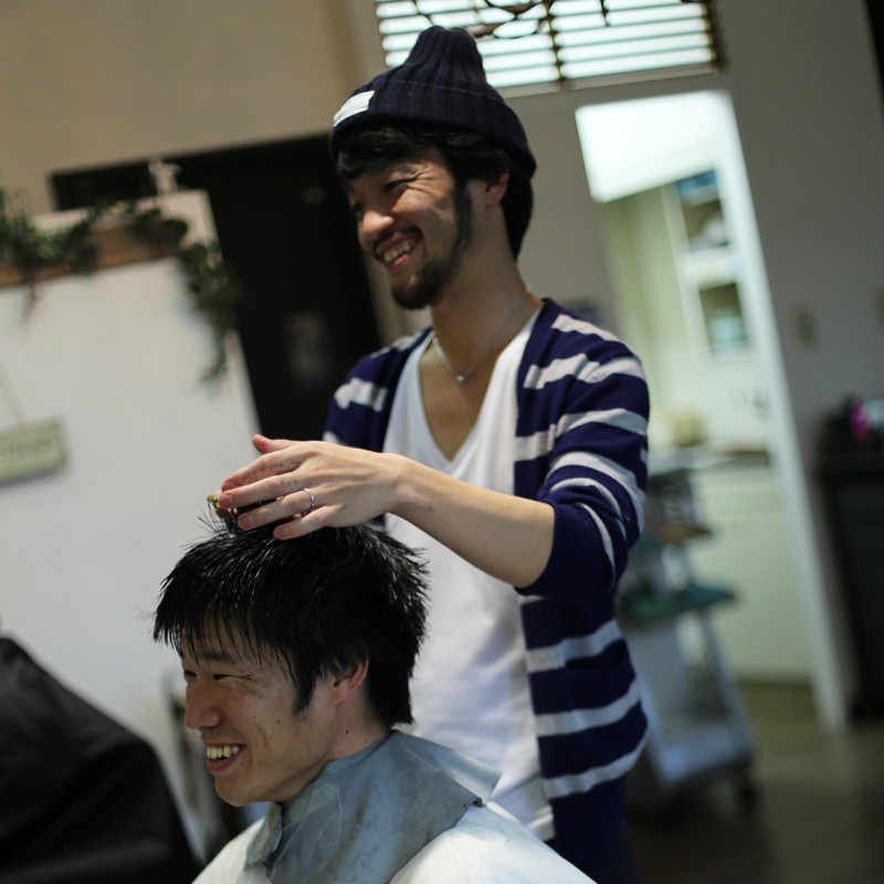 就活生髪型_美容室でカットする男性