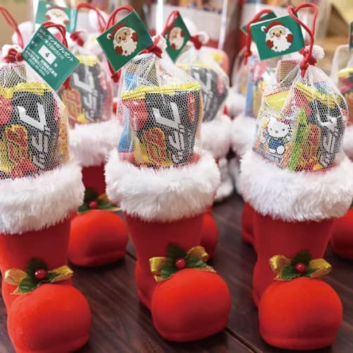 お菓子のクリスマスブーツで人々を笑顔にする井関