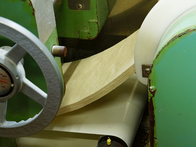 ソフトめん製造工程_生地伸ばし1