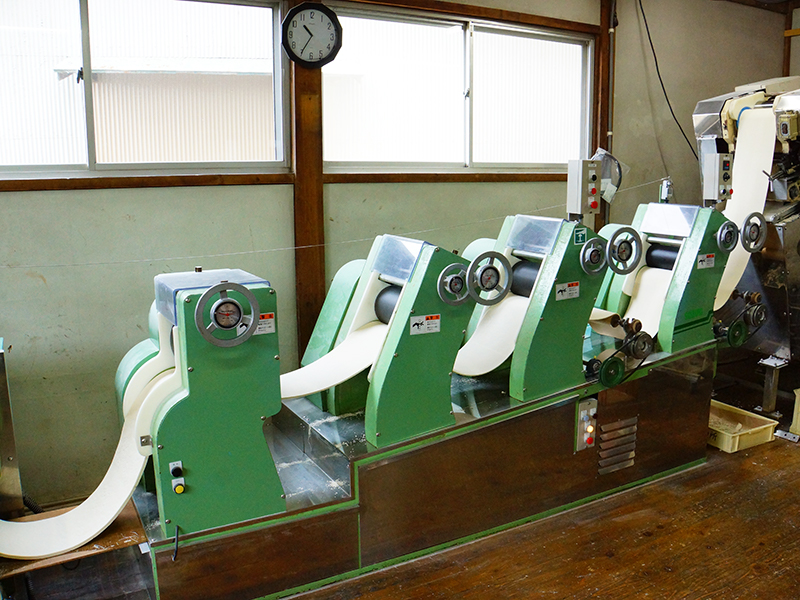 ソフトめん製造工程_生地伸ばし2