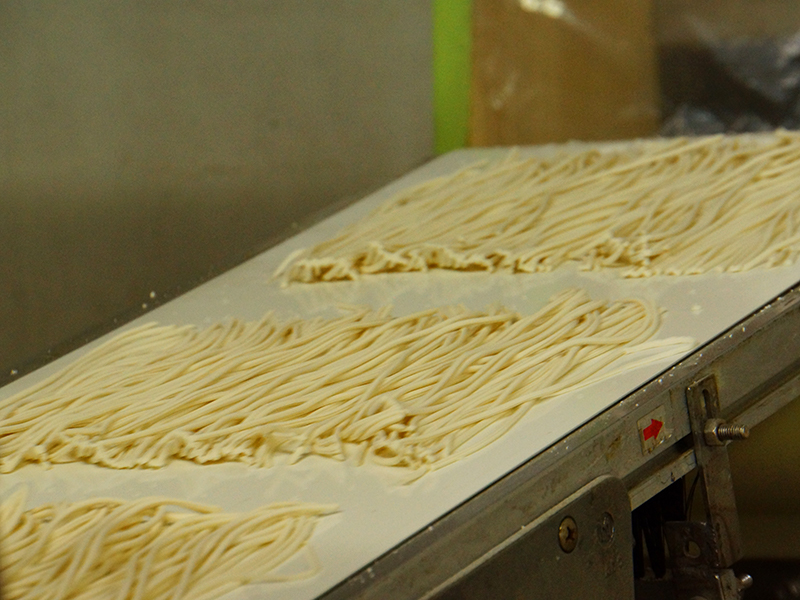 ソフトめん製造工程_生地カット