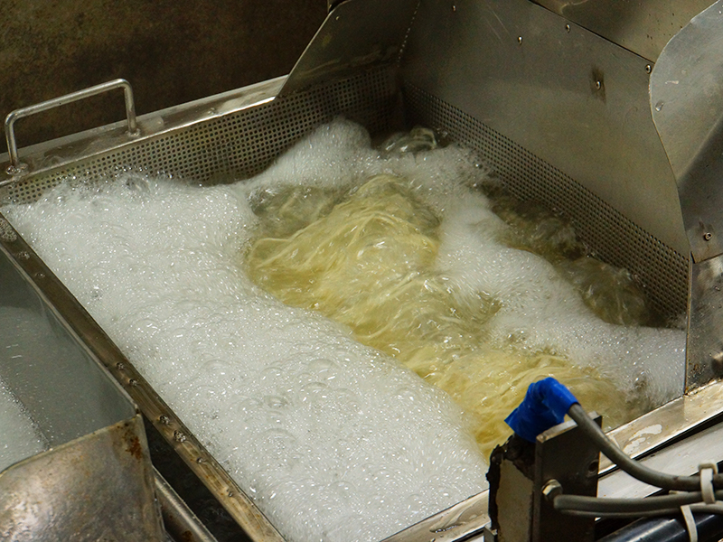 ソフトめん製造工程_麺冷やす