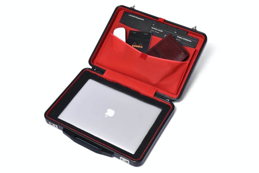 カーボン素材のアタッシュケースPC