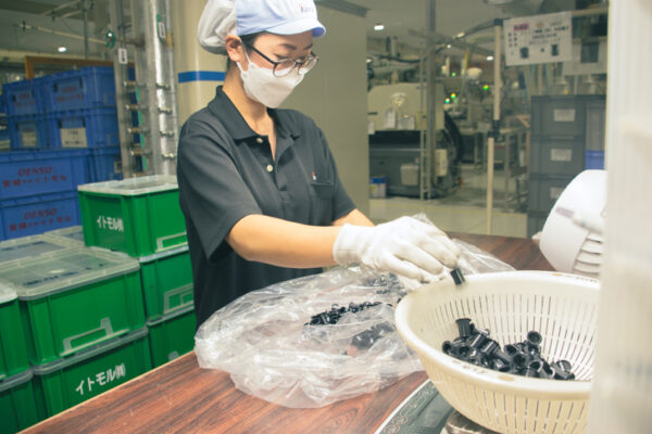 鈴木さん作業風景