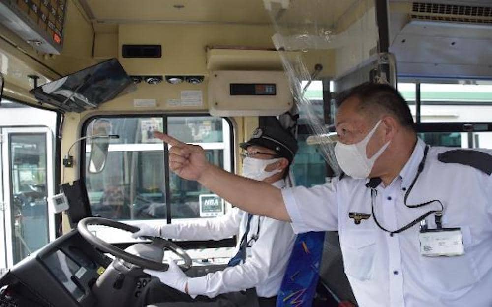 豊鉄バス_運転士と目線を確認