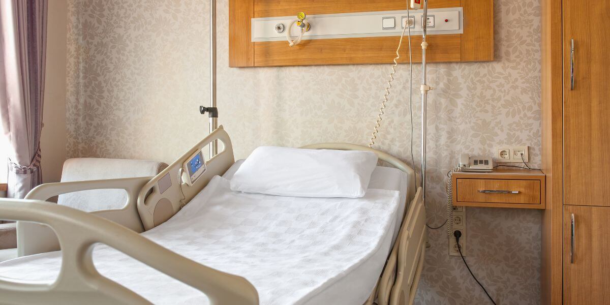 公的医療保険制度_病院のベッド