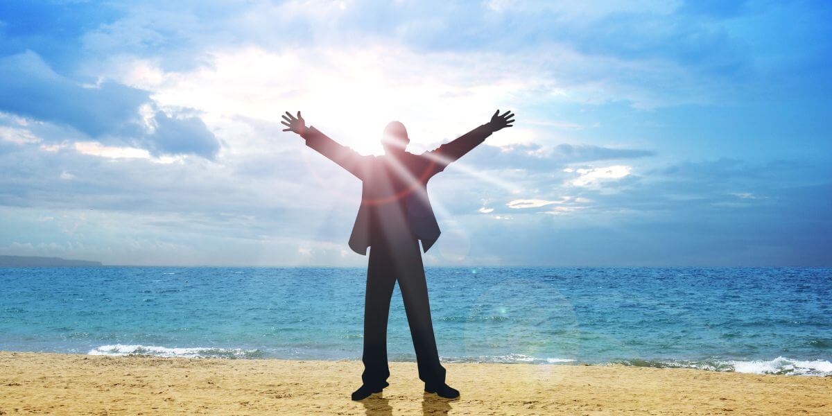 公的医療保険制度_海で手を広げる人