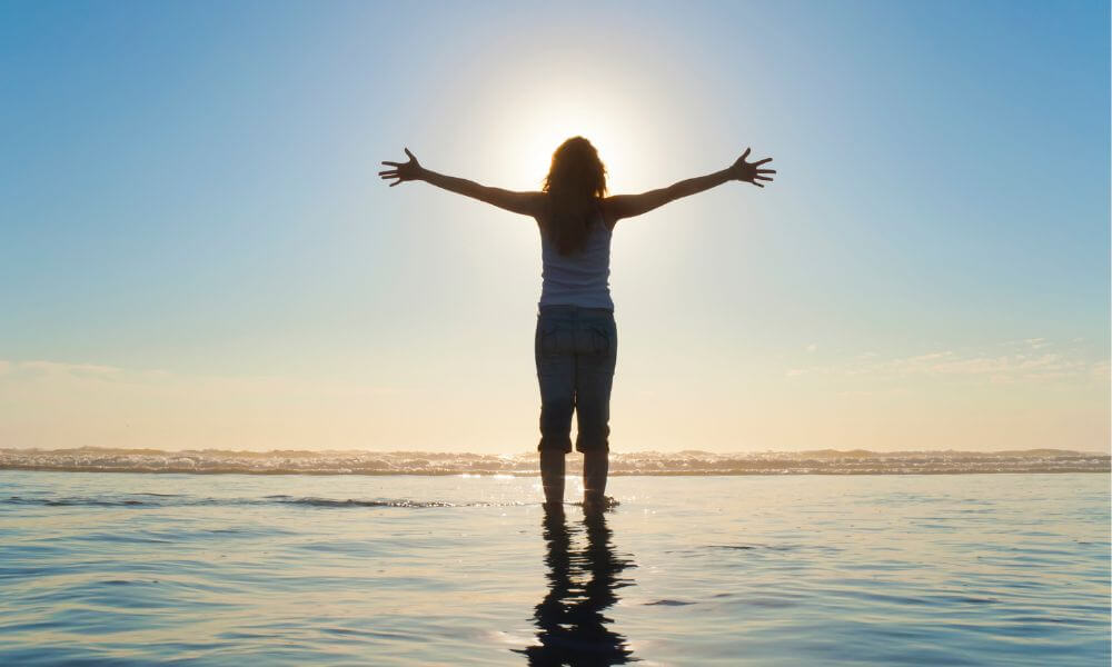 ママさん起業_両手を広げる女性