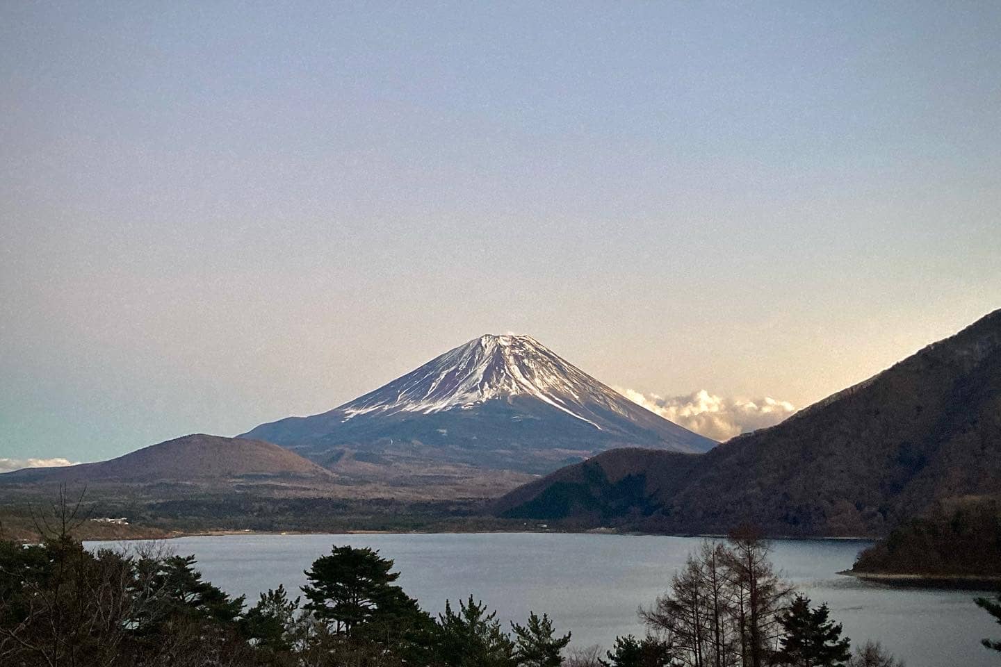 千円札のモデル本栖湖からの富士山