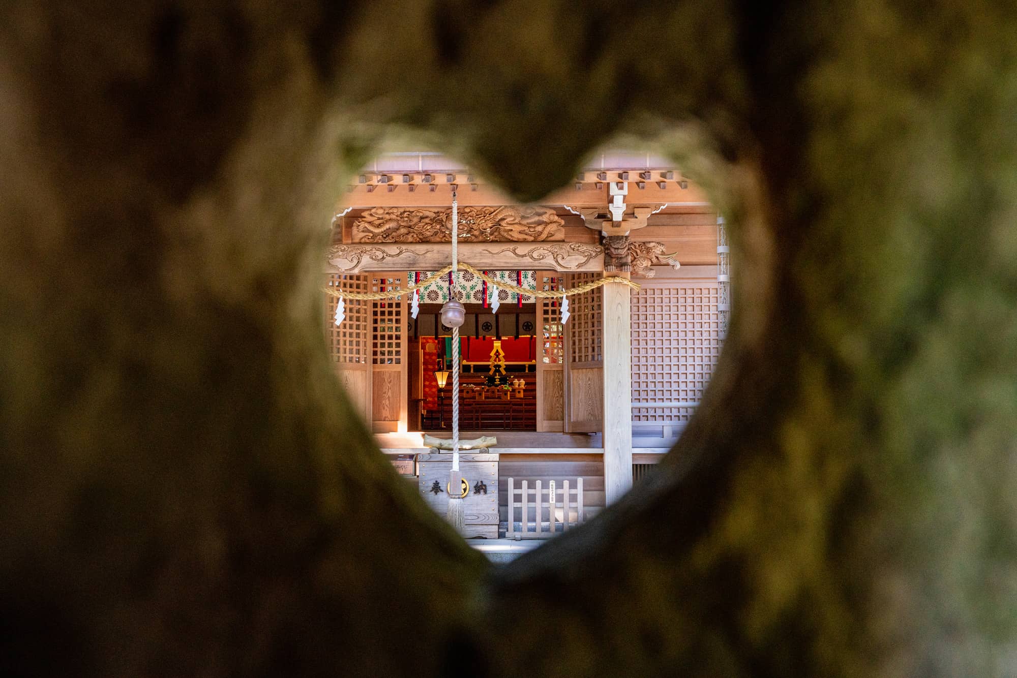 ハート形にくりぬかれた灯篭