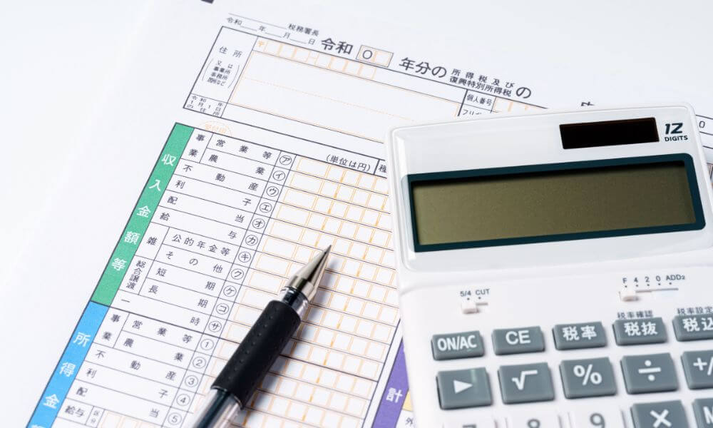 申告用紙と電卓