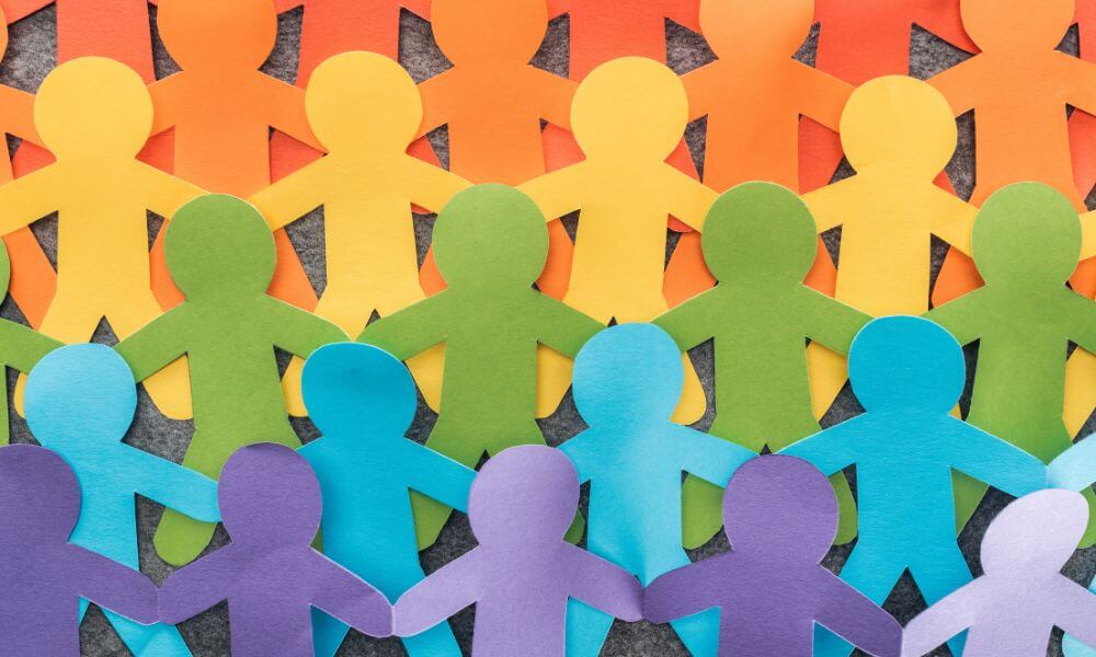 LGBTQ_カラフルな人型の紙