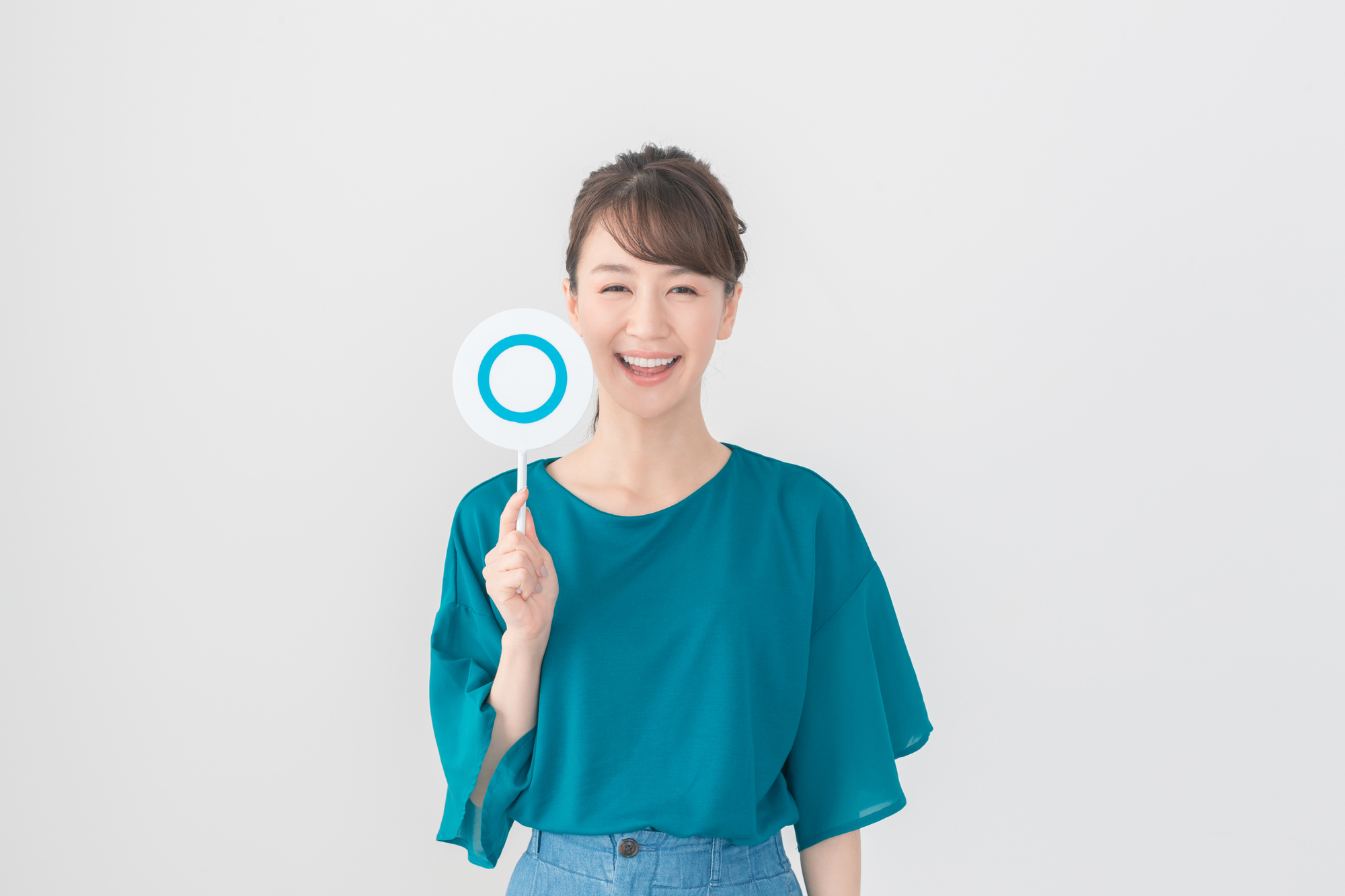 企業探し_丸の札を上げる女性