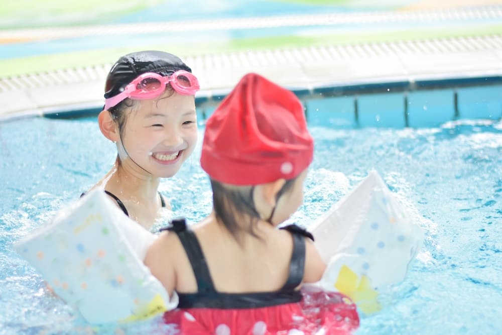 プールで遊ぶ子供