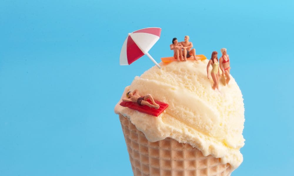 アイスの上で夏を楽しむ人形イメージ