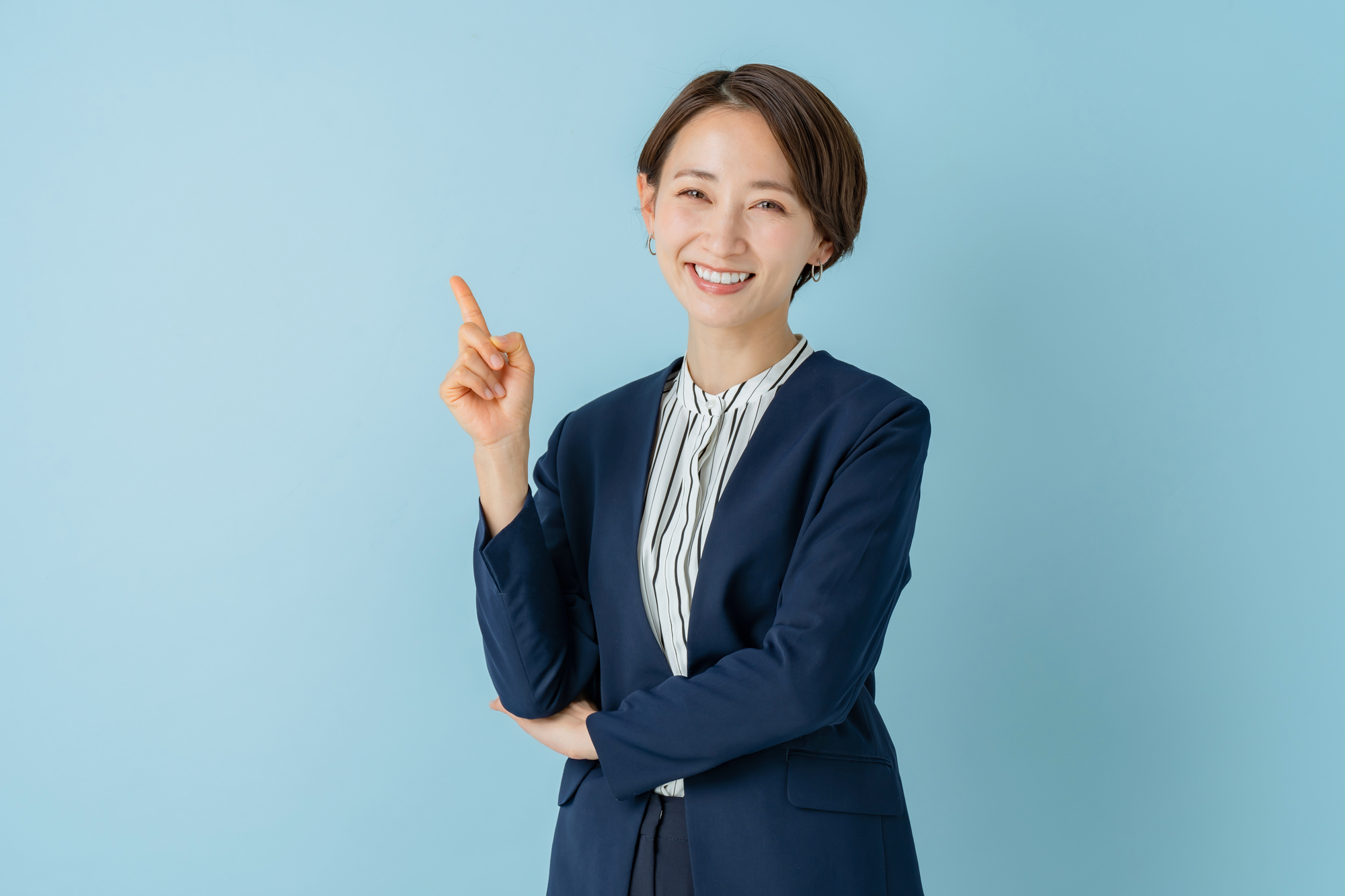 求人票の見方_ビジネススーツの女性