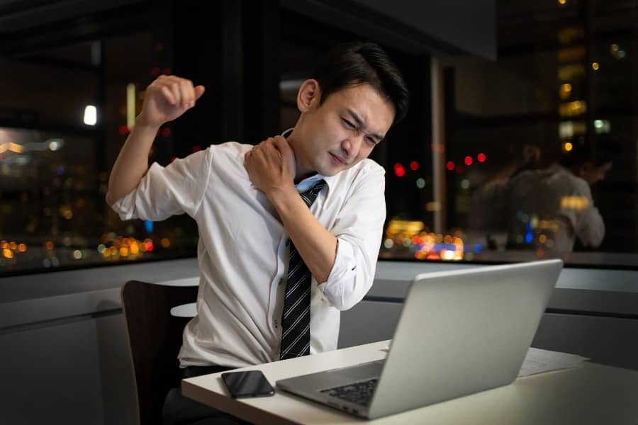 オフィスで夜遅くまで残業をするビジネスマン