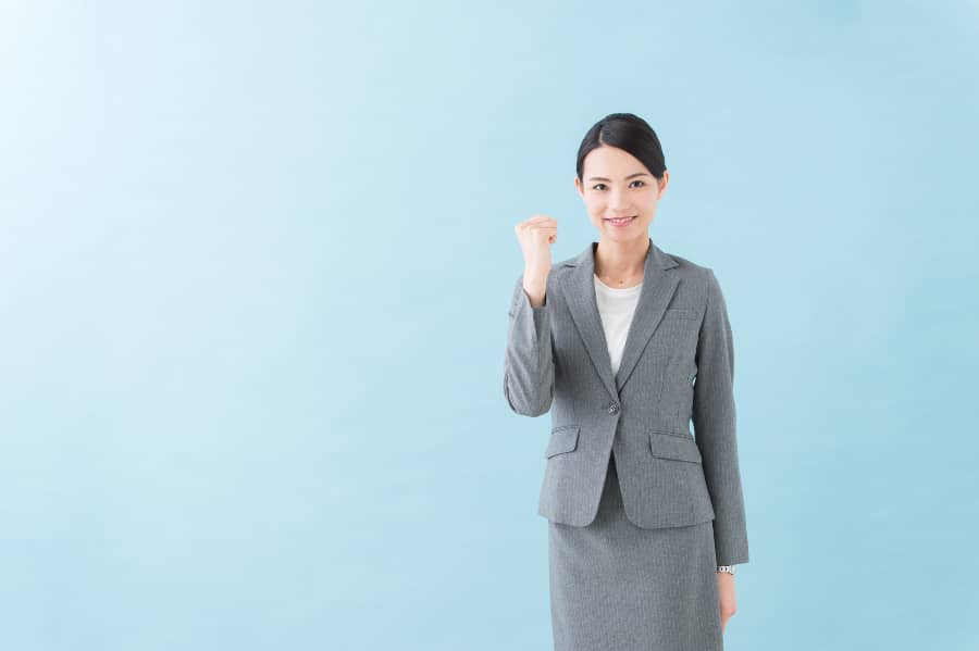 20代女性　グレースーツ