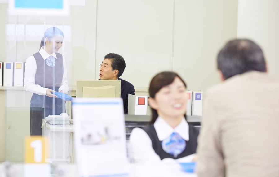 文系転職_銀行　働く人