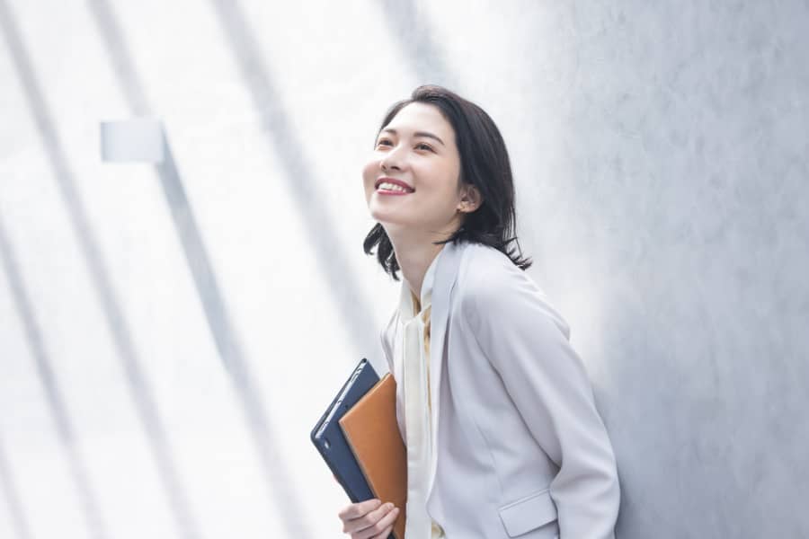 ファイルを持つスーツの女性