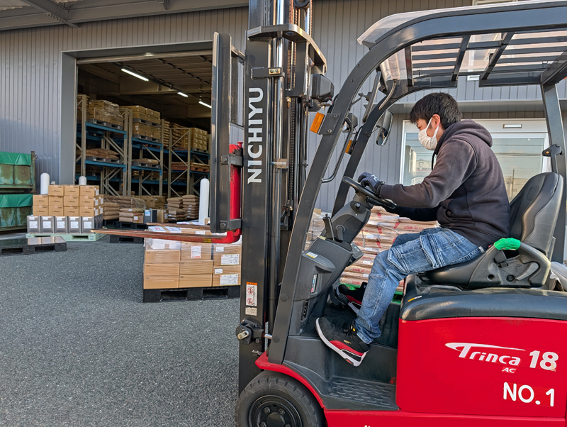 ダイケンフードソリューションズ_リフト作業